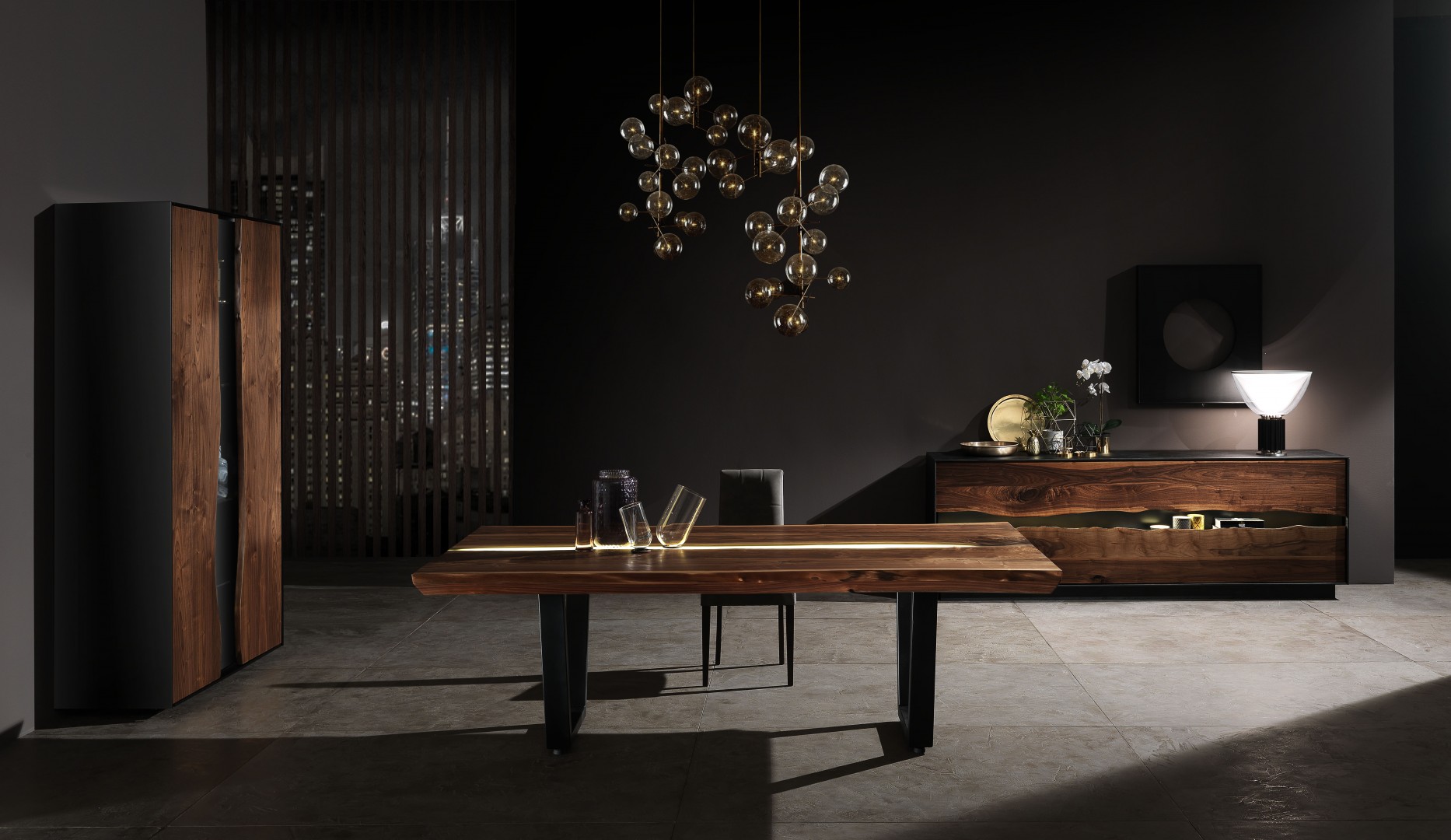 Living room di design disegnato da Francesco Profili. L'ambientazione è composta da un tavolo, una cassettiera e una credenza, tutti e tre sono oggetti di alto design italiano.