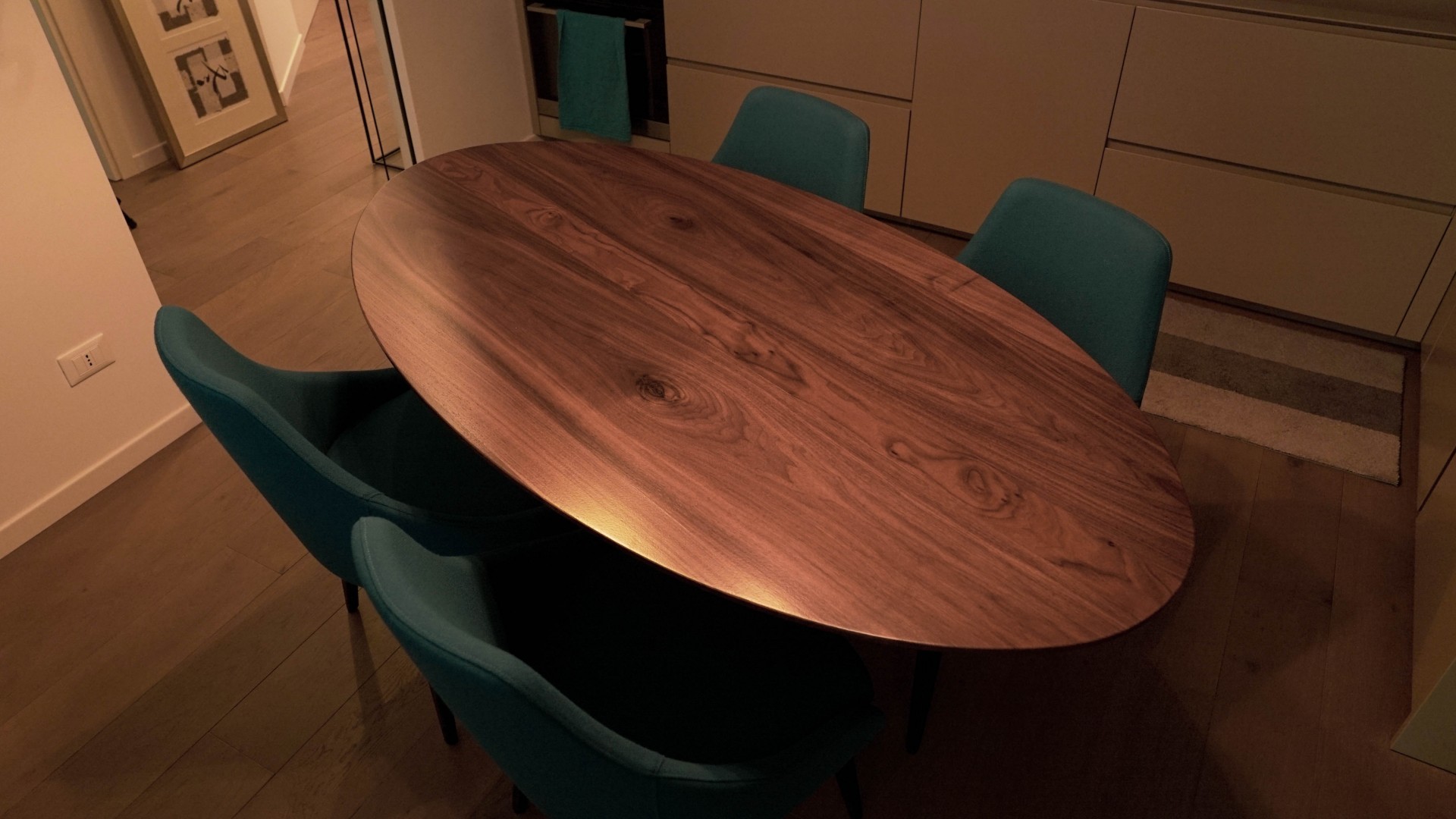 Arredamento su misura realizzato da Profili - Falegnameria & Design. Tavolo in legno massello noce canaletto per Living moderno. Tavolo da pranzo e per soggiorno.