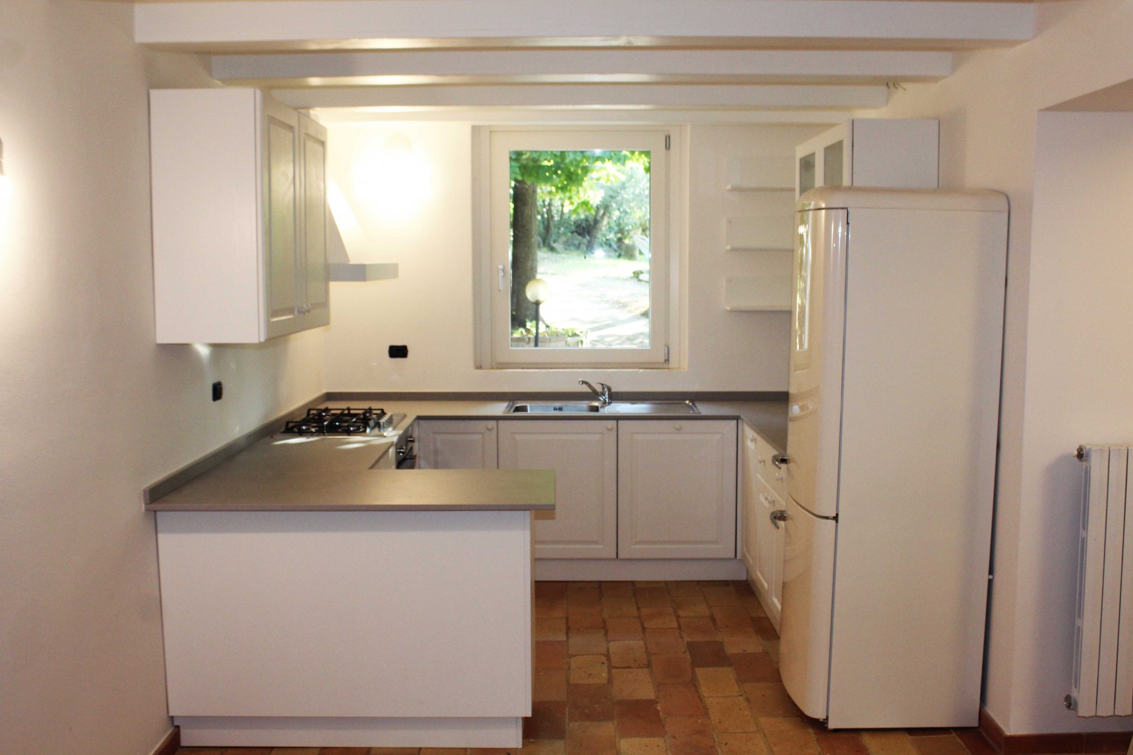 Cucina su misura in legno e top in pietra. Cucina progettata e realizzata su misura.