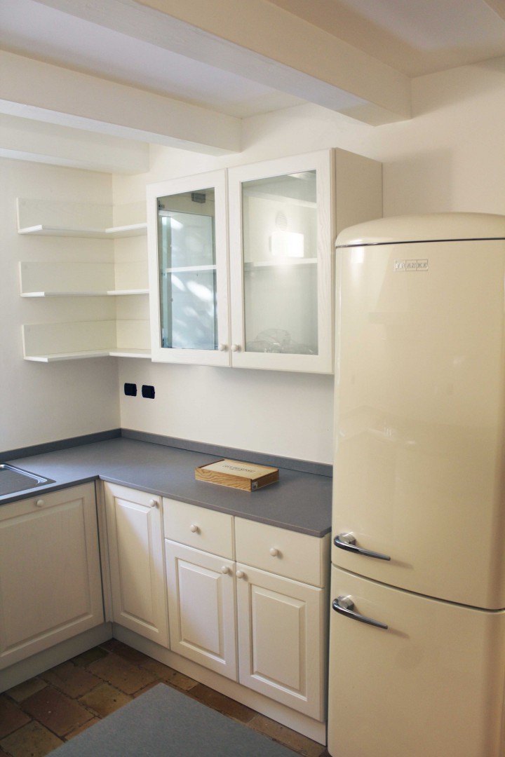 Cucina su misura in legno e top in pietra. Cucina progettata e realizzata su misura.