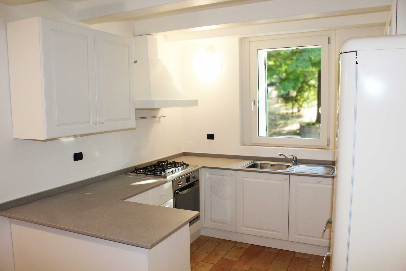 Cucina su misura in legno e top in pietra. Cucina progettata e realizzata su misura.