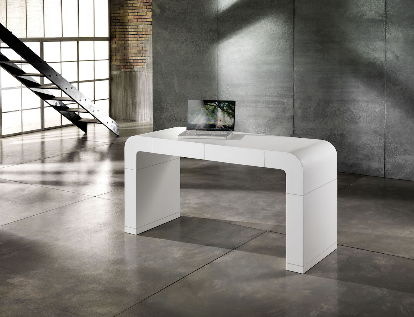 Scrivania Cloud di Profili Design. Scrivania moderna, stile industrial. Due cassetti nascosti all'interno.