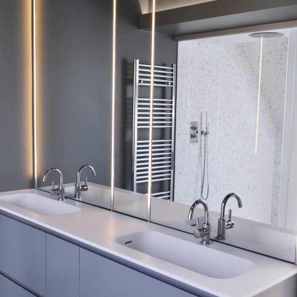 Bagno su misura | Profili - Falegnameria & Design Bagno realizzato su misura. Sportelli in finitura laccata, top in corian, specchi retroilluminati da LED. Cassetti interni in rovere massiccio con finitura naturale Biologica.