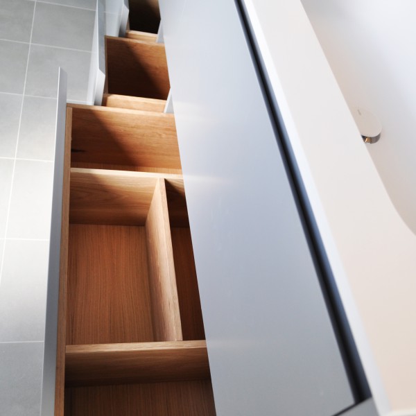 Bagno su misura | Profili - Falegnameria & Design Bagno realizzato su misura. Sportelli in finitura laccata, top in corian, specchi retroilluminati da LED. Cassetti interni in rovere massiccio con finitura naturale Biologica.