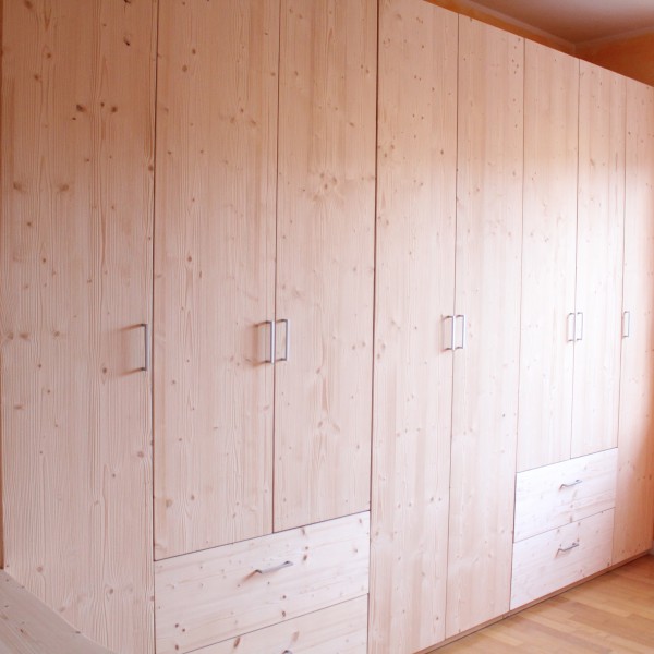 Armadio in legno su misura. | Profili - Falegnameria & Design Armadio su misura realizzato in legno, finitura trasparente, naturale e Bio.