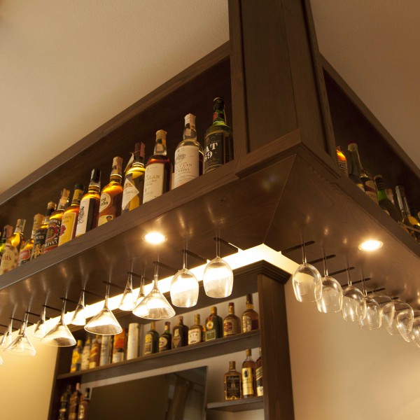 Bar legno massiccio realizzato da | Profili - Falegnameria & Design Progettazione e realizzazione di un bar in legno massiccio. Ogni elemento è stato curato su misura. Arredo realizzato in legno massiccio.