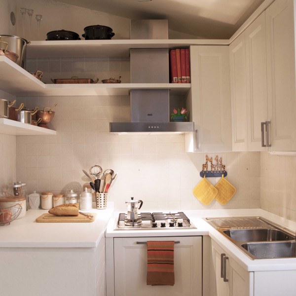 Cucina su misura in legno e corian - Design di Profili - Falegnameria & Design Cucina su misura in legno e top in corian. Cucina progettata e realizzata su misura.