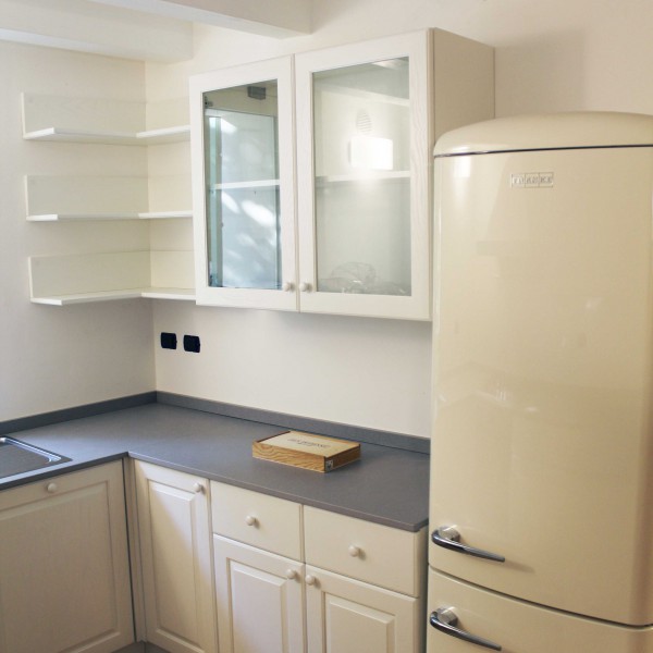Cucina Su Misura In Legno - Design di Profili - Falegnameria & Design Cucina su misura in legno e top in pietra. Cucina progettata e realizzata su misura.