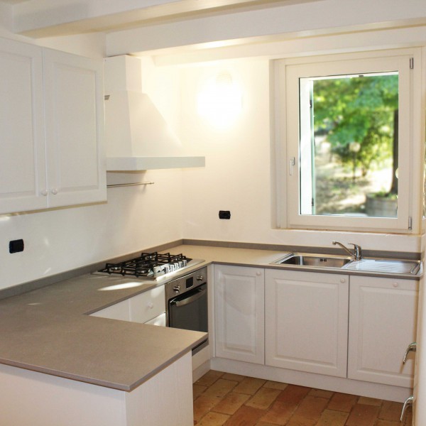 Cucina Su Misura In Legno - Design di Profili - Falegnameria & Design Cucina su misura in legno e top in pietra. Cucina progettata e realizzata su misura.