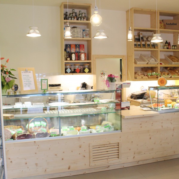 Negozio alimentari su misura | Profili - Falegnameria & Design Progettazione e realizzazione di un negozio alimentari su misura. Bancone, tavoli, scaffalature, sedie; tutti elementi creati in legno per il cliente.
