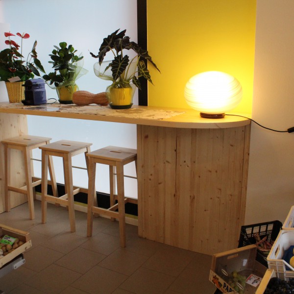 Negozio alimentari su misura | Profili - Falegnameria & Design Progettazione e realizzazione di un negozio alimentari su misura. Bancone, tavoli, scaffalature, sedie; tutti elementi creati in legno per il cliente.