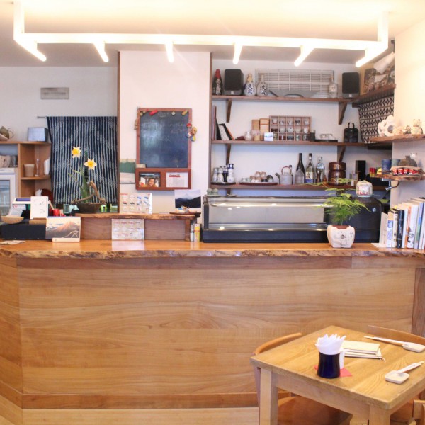 Bancone su misura, arredo ristorante. | Profili - Falegnameria & Design Progettazione e realizzazione di un bancone su misura per un ristorante giapponese. Realizzato in legno massiccio dona una sensazione naturale all'ambiente.