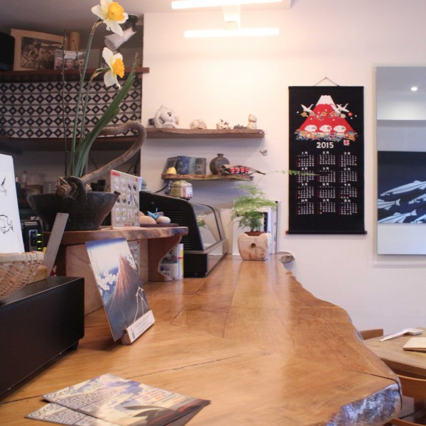 Bancone su misura, arredo ristorante. | Profili - Falegnameria & Design Progettazione e realizzazione di un bancone su misura per un ristorante giapponese. Realizzato in legno massiccio dona una sensazione naturale all'ambiente.