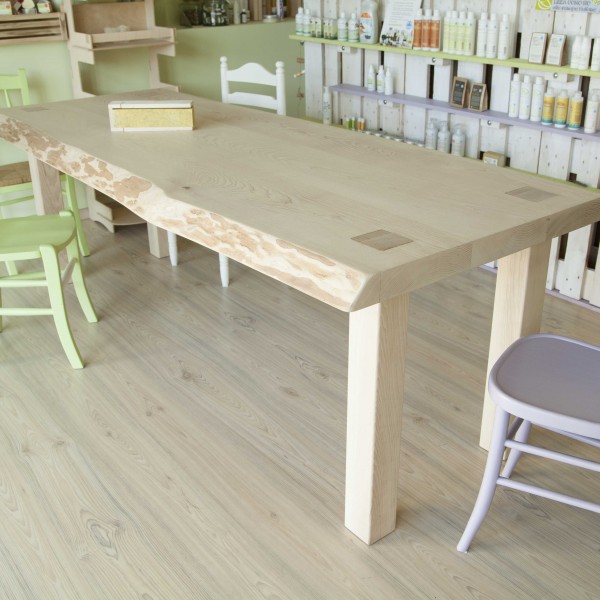 Tavolo in legno massiccio design | Profili - Falegnameria & Design Progettazione e realizzazione del tavolo. Corteccia a vista caratterizza fortemente l'elemento.