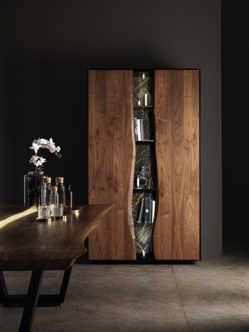 Think Twice di Francesco Profili. Mobile di lusso made in Italy. Credenza disegnata da Francesco Profili. Il mobile è realizzato in Noce canaletto (Walnut), marmo, cuoio.