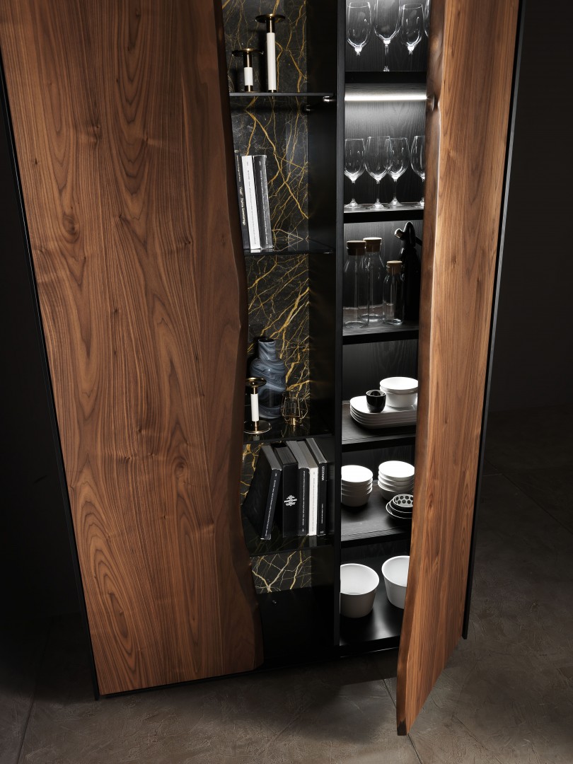 Mobile di lusso. Credenza disegnata da Francesco Profili. Il mobile è realizzato in Noce canaletto (Walnut), marmo, cuoio.