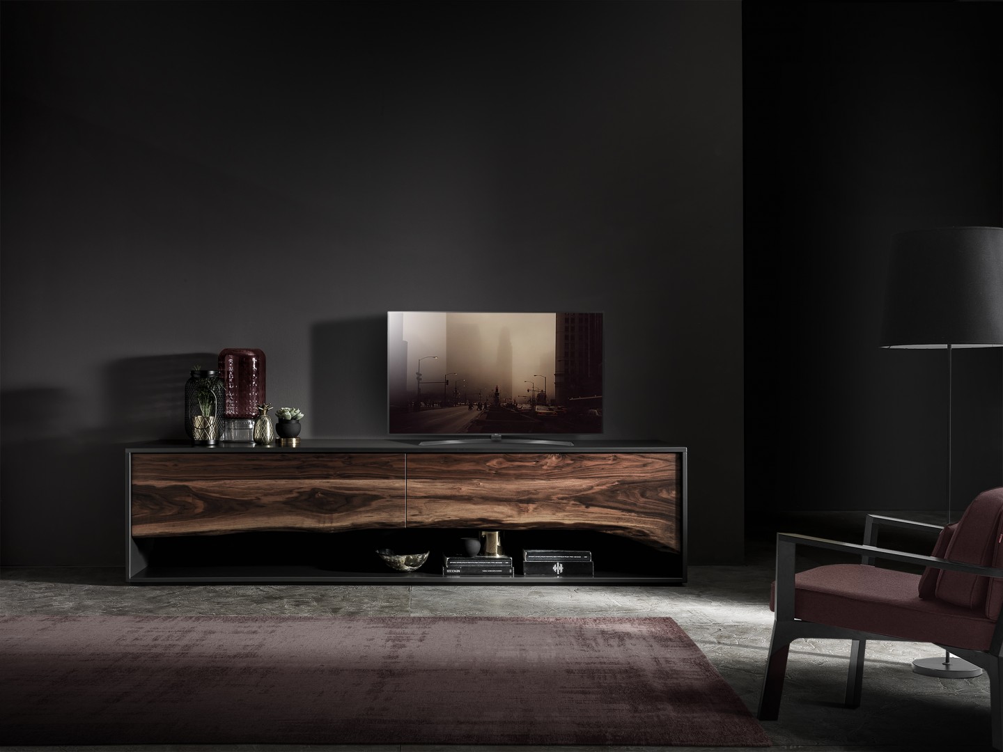 Cassettiera bassa, tv unit, realizzata da Francesco Profili. Il mobile è realizzato in noce canaletto.