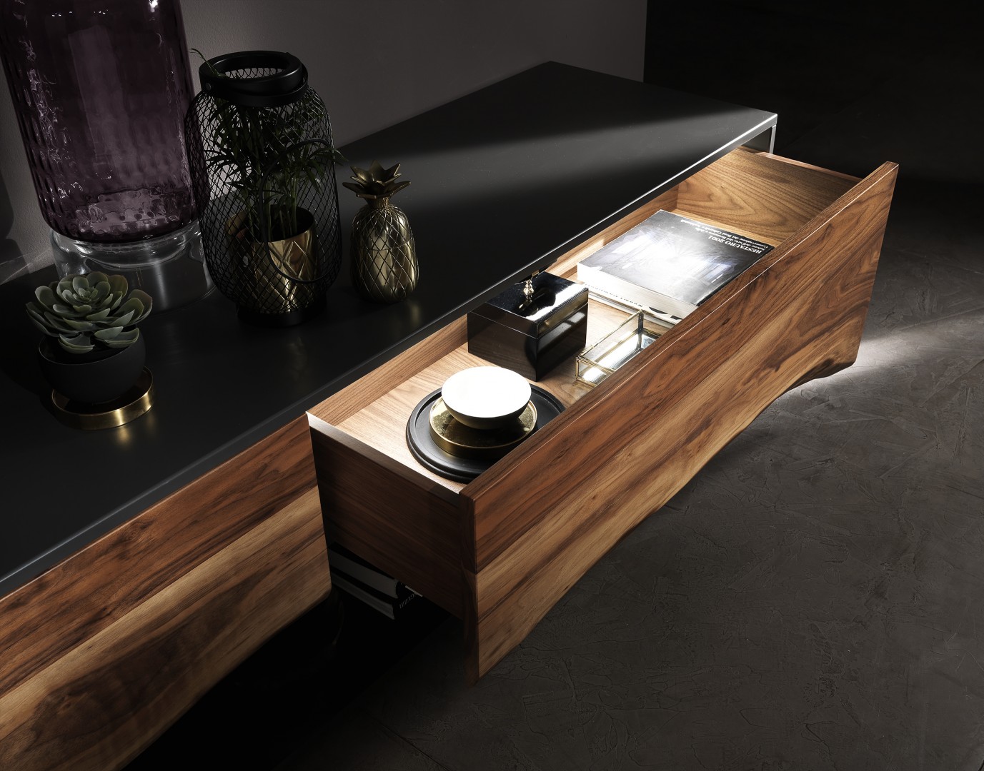 Cassettiera bassa, tv unit, realizzata da Francesco Profili. Il mobile è realizzato in noce canaletto.