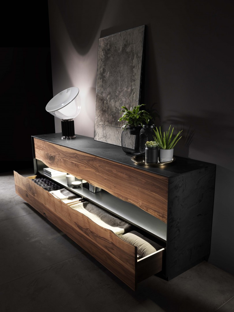 Other way, cassettiera di design realizzata de Francesco Profili. Il mobile è realizzato in noce canaletto (Walnut). Si presta benissimo per gli arredamenti di lusso.