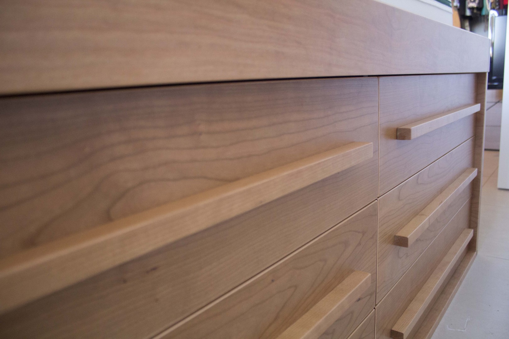 Arredamento su misura realizzato da Profili - Falegnameria & Design. Letto contenitore moderno in legno salvaspazio su misura con cassettoni e ante scorrevoli.