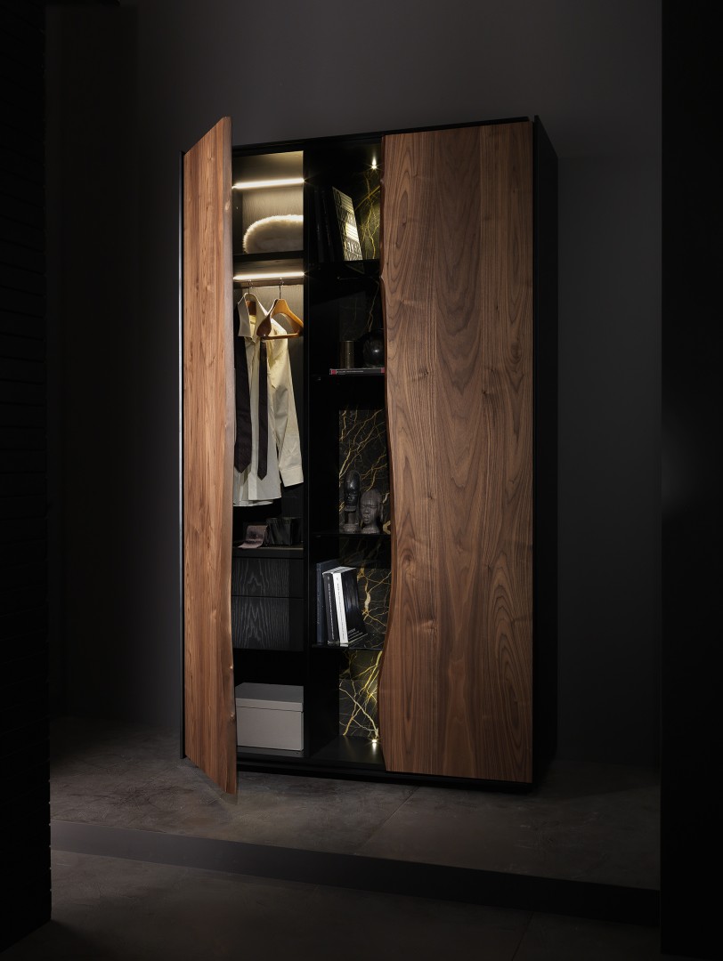 Think Twice di Francesco Profili. Mobile di lusso made in Italy. Credenza disegnata da Francesco Profili. Il mobile è realizzato in Noce canaletto (Walnut), marmo, cuoio. L'arredo si può usare anche nella camere da letto sia di casa che in camere d'hotel.