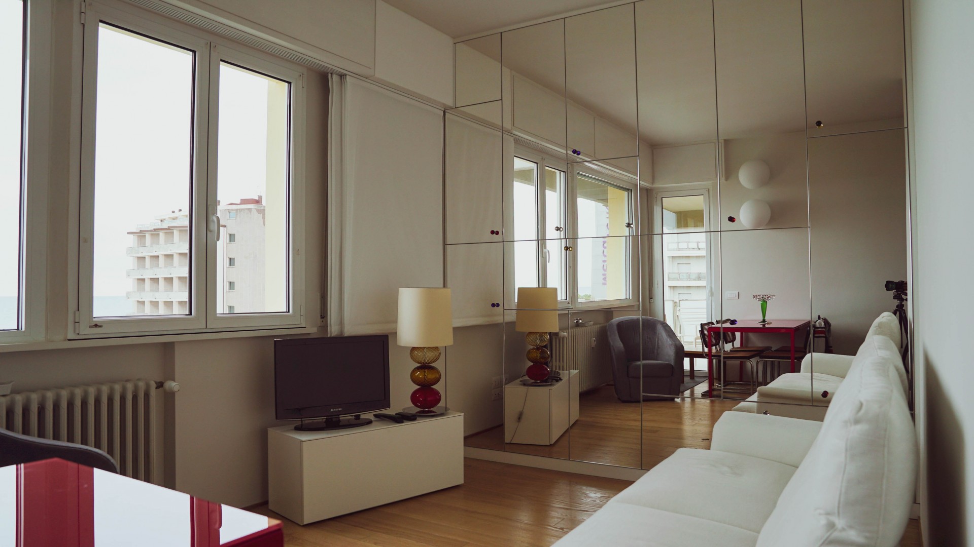 Arredamento su misura realizzato da Profili - Falegnameria & Design. Mobile con ante a specchio.