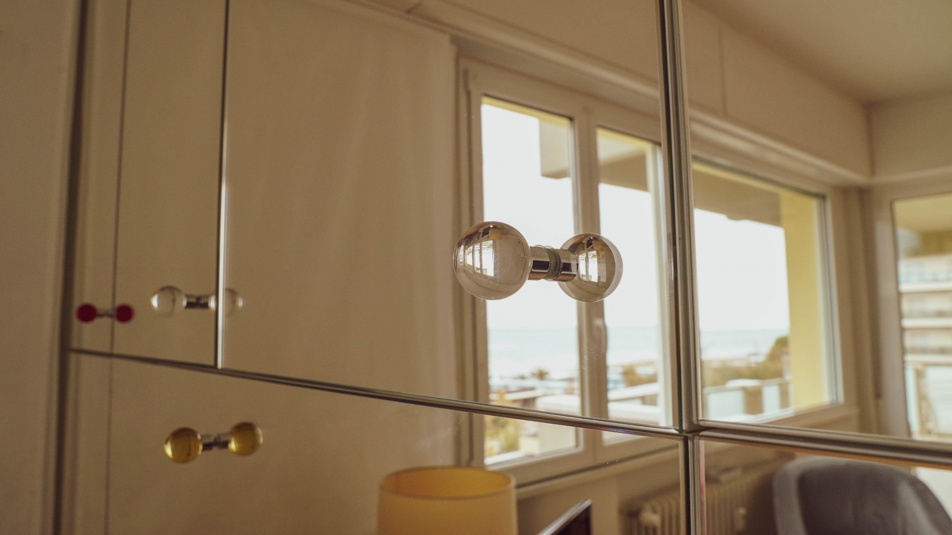 Arredamento su misura realizzato da Profili - Falegnameria & Design. Mobile con ante a specchio.