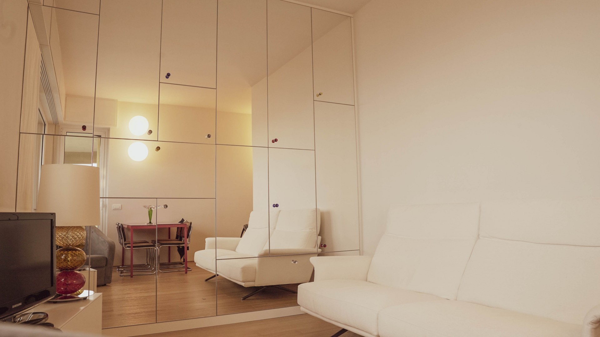 Arredamento su misura realizzato da Profili - Falegnameria & Design. Mobile con ante a specchio.