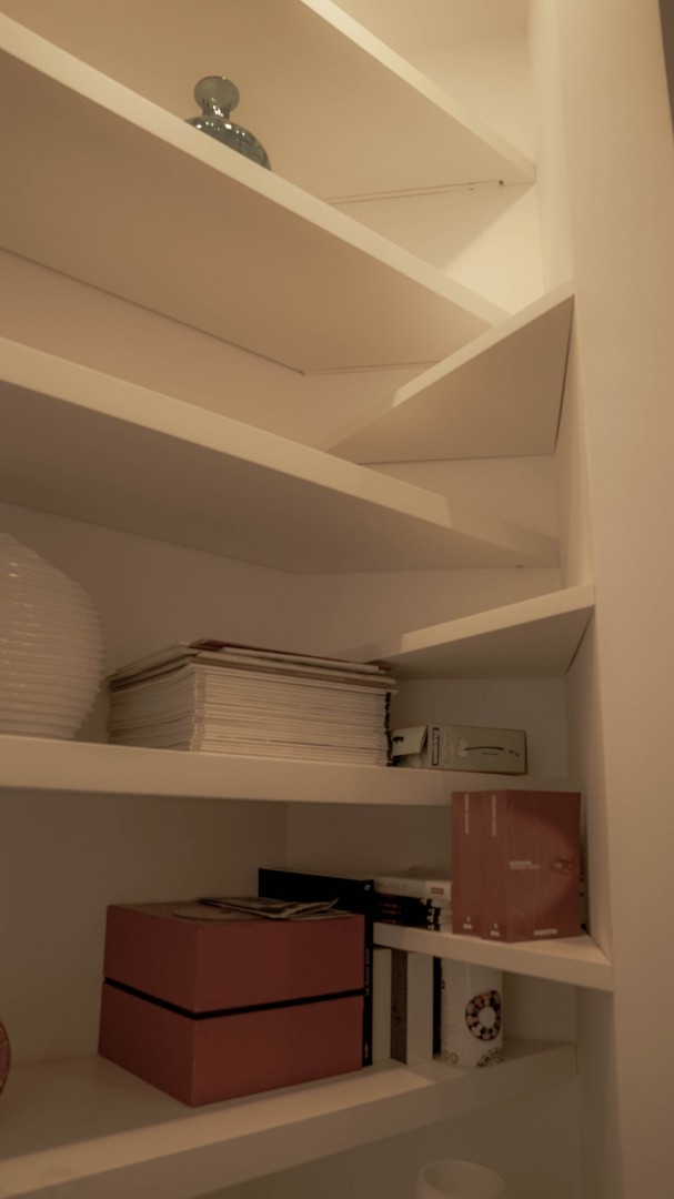 Arredamento su misura realizzato da Profili - Falegnameria & Design. Zona ufficio in casa.