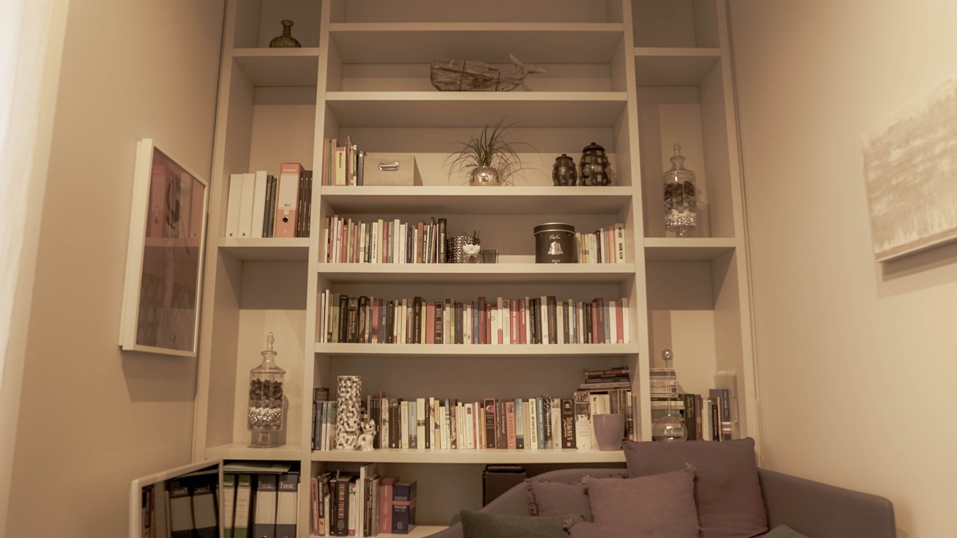 Arredamento su misura realizzato da Profili - Falegnameria & Design. Libreria su misura laccata.