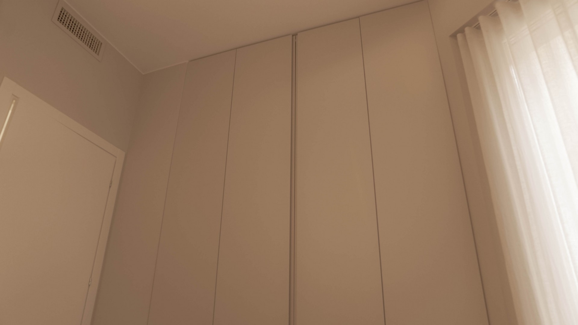Arredamento su misura realizzato da Profili - Falegnameria & Design. Armadio camera da letto.