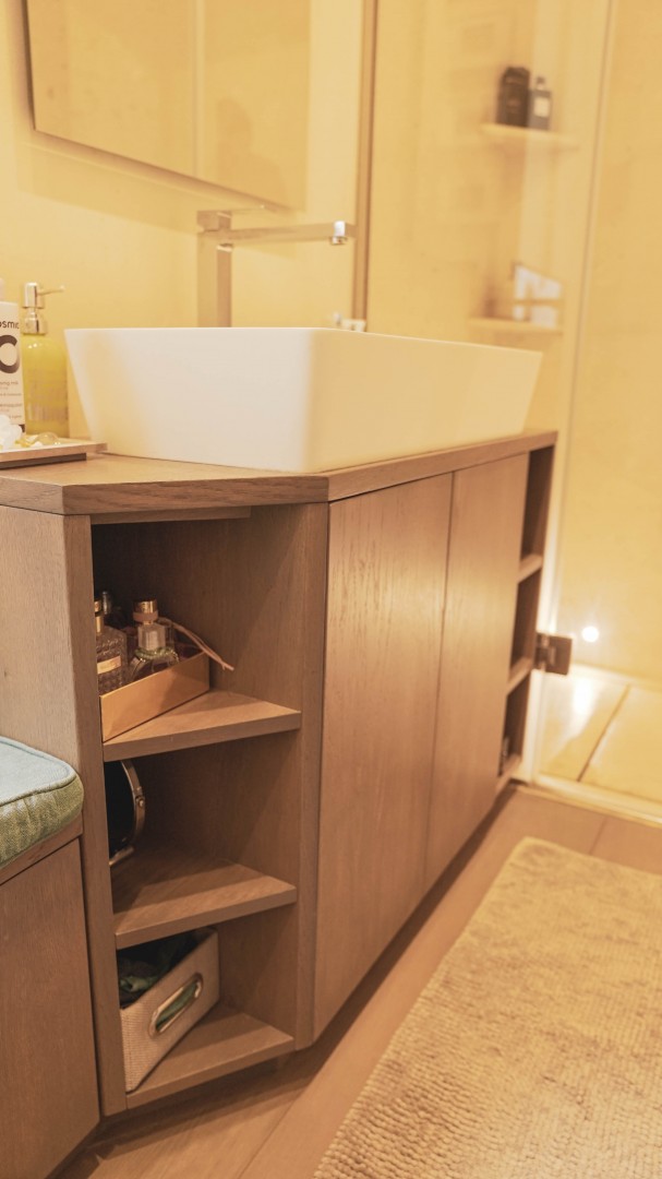 Arredamento su misura realizzato da Profili - Falegnameria & Design. bagno in legno.
