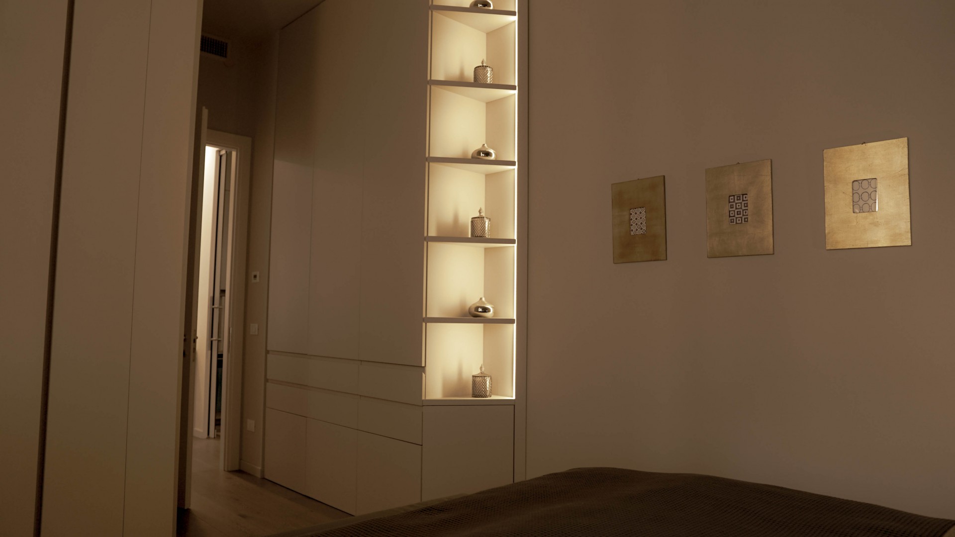Arredamento su misura realizzato da Profili - Falegnameria & Design. Armadio camera da letto.