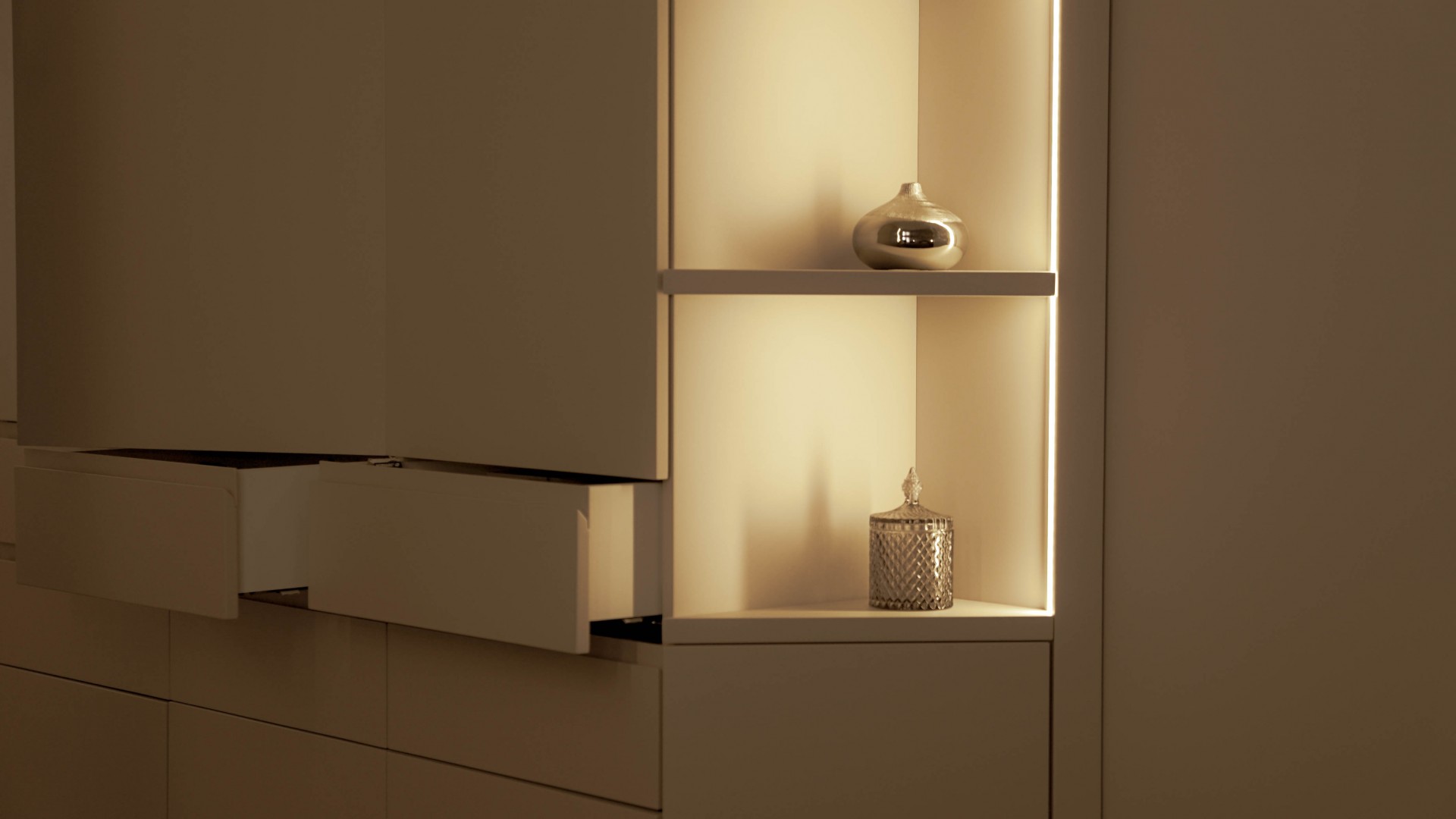 Arredamento su misura realizzato da Profili - Falegnameria & Design. Armadio camera da letto.