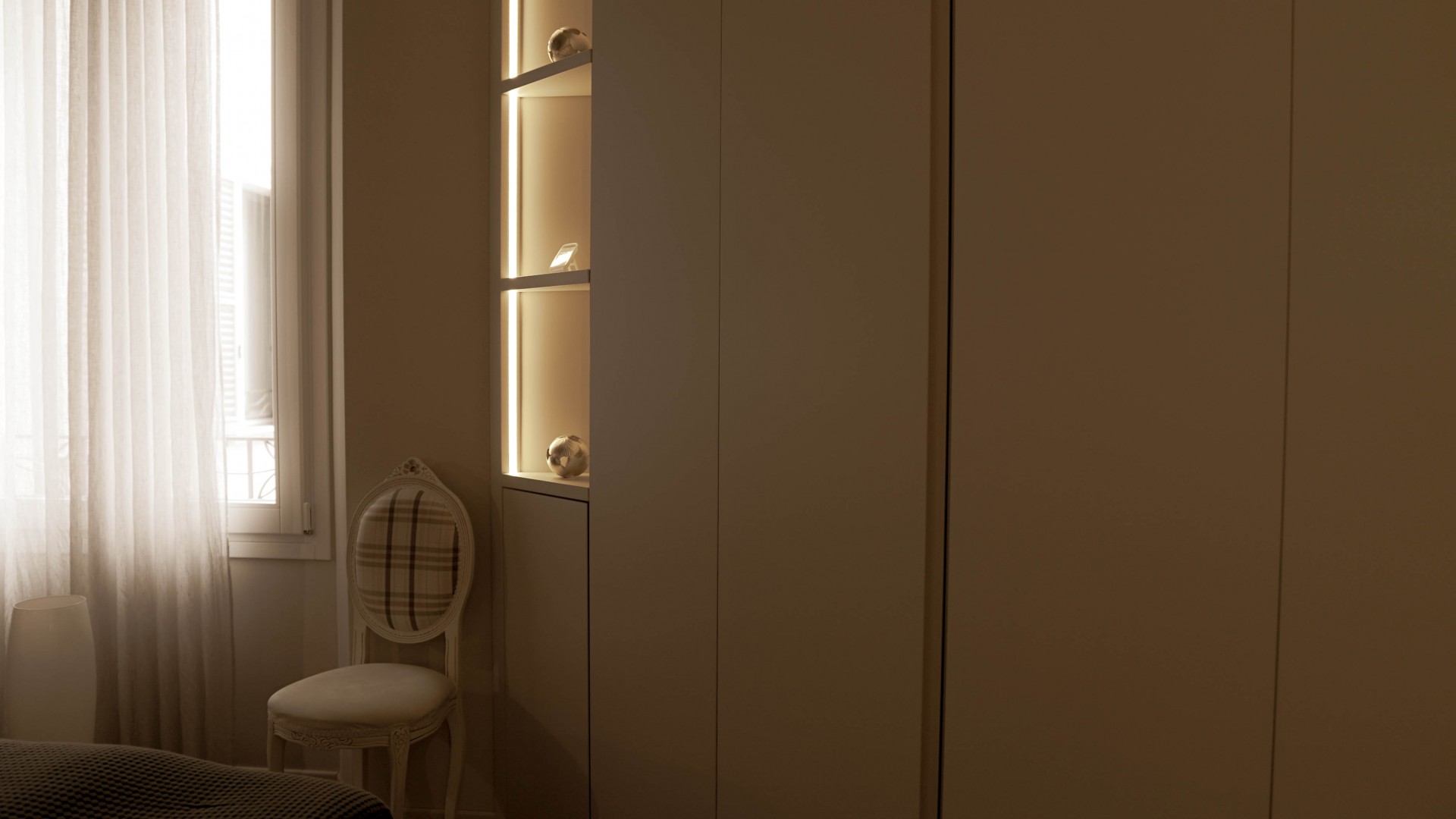 Arredamento su misura realizzato da Profili - Falegnameria & Design. Armadio camera da letto laccato..