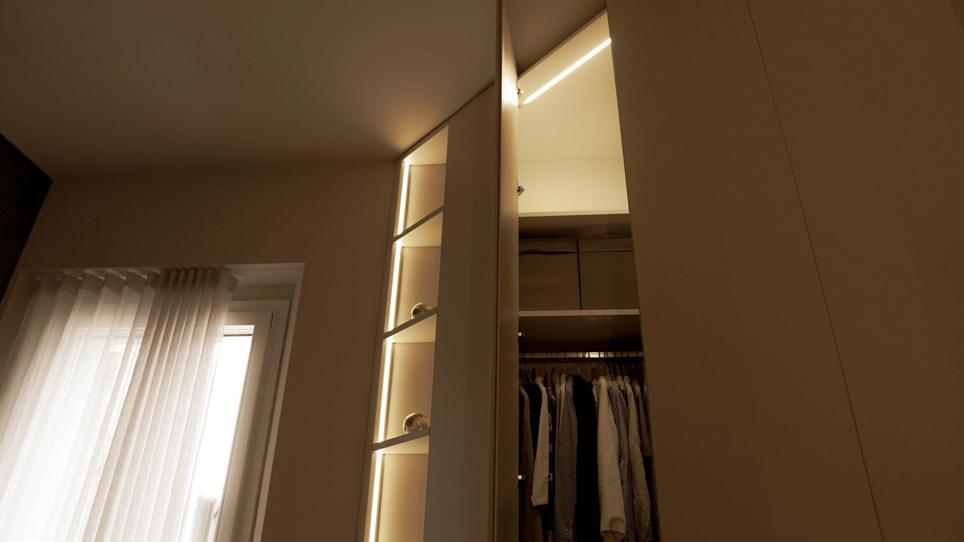 Arredamento su misura realizzato da Profili - Falegnameria & Design. Armadio camera da letto laccato.