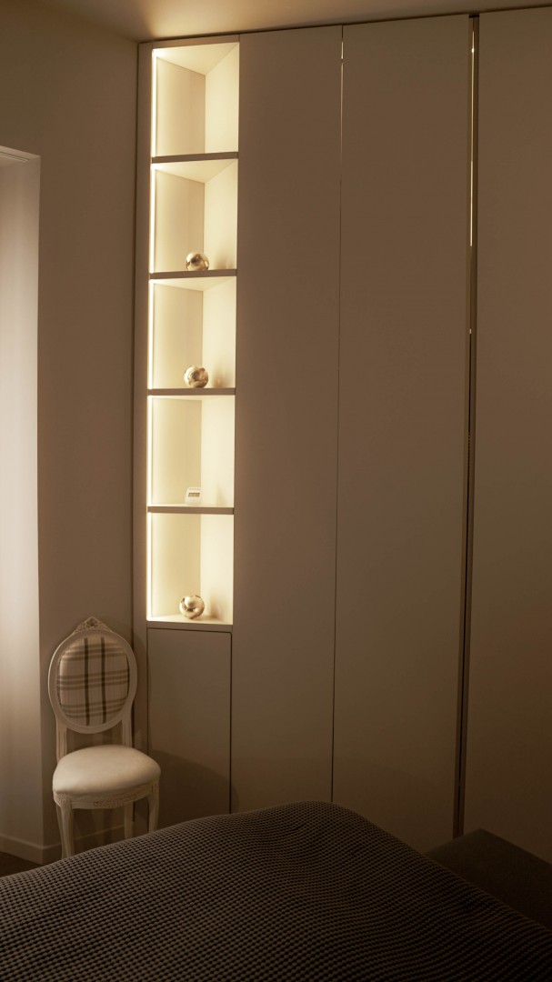 Arredamento su misura realizzato da Profili - Falegnameria & Design. Armadio camera da letto. laccato