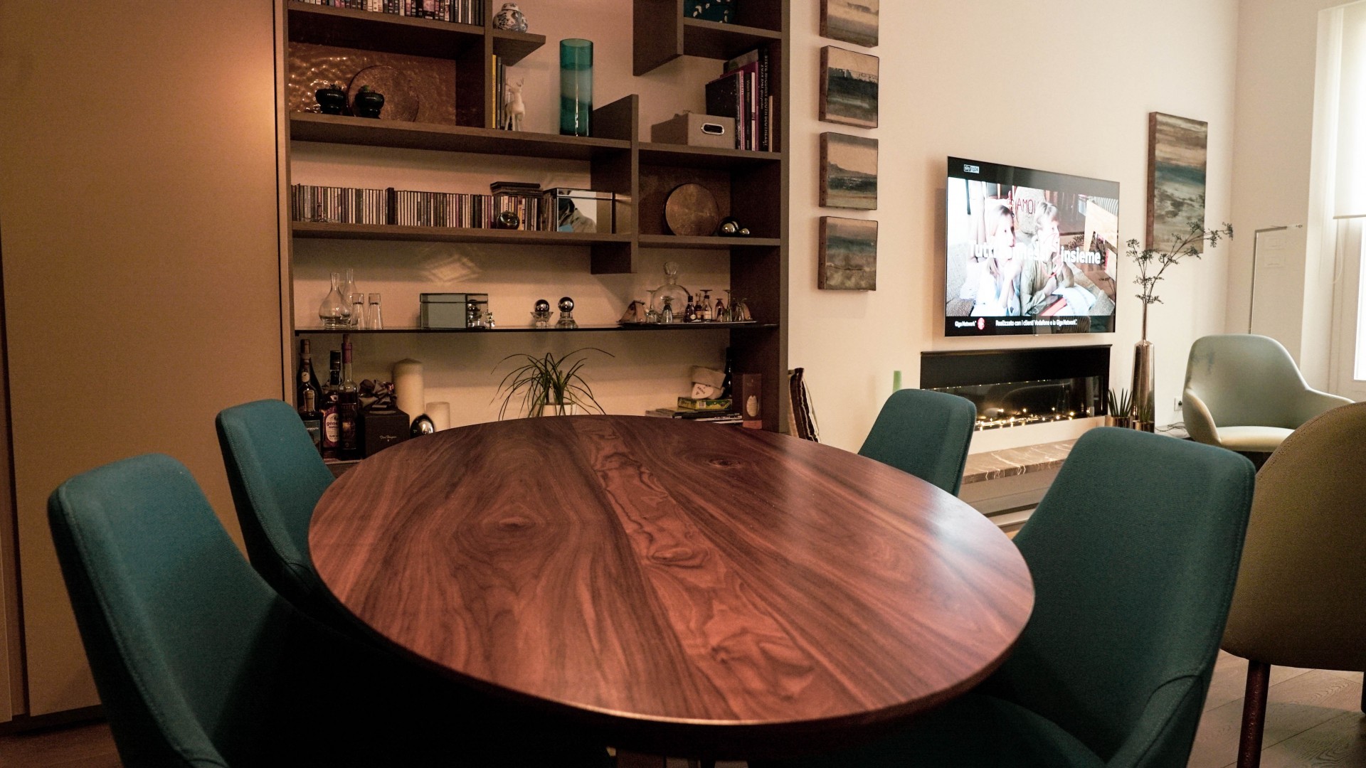 Arredamento su misura realizzato da Profili - Falegnameria & Design. Tavolo in legno massello noce canaletto per Living moderno. Tavolo da pranzo e per soggiorno.