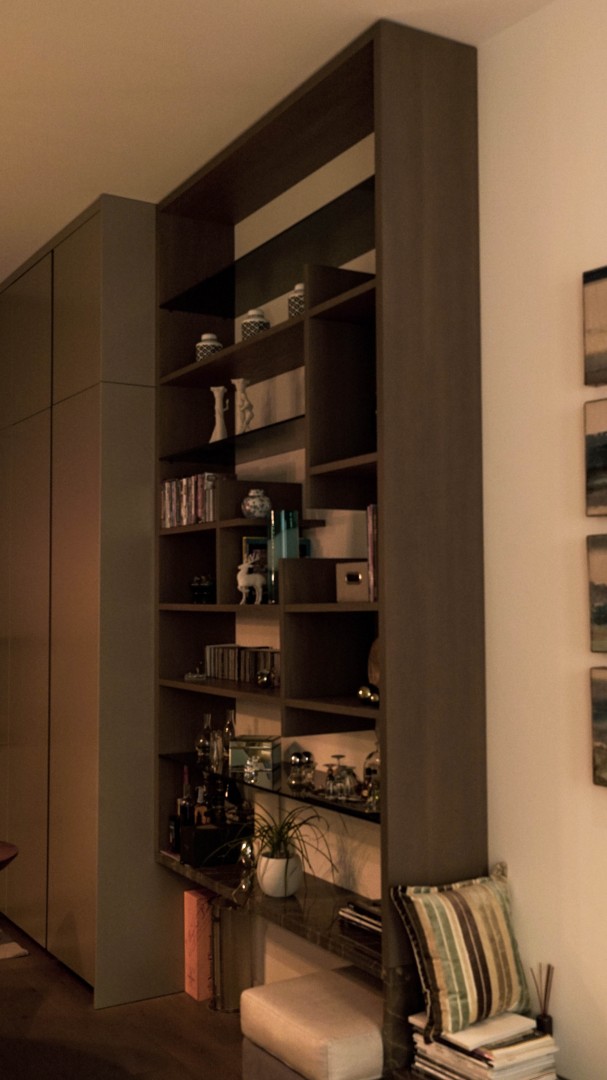 Arredamento su misura realizzato da Profili - Falegnameria & Design. Libreria in legno moderna.
