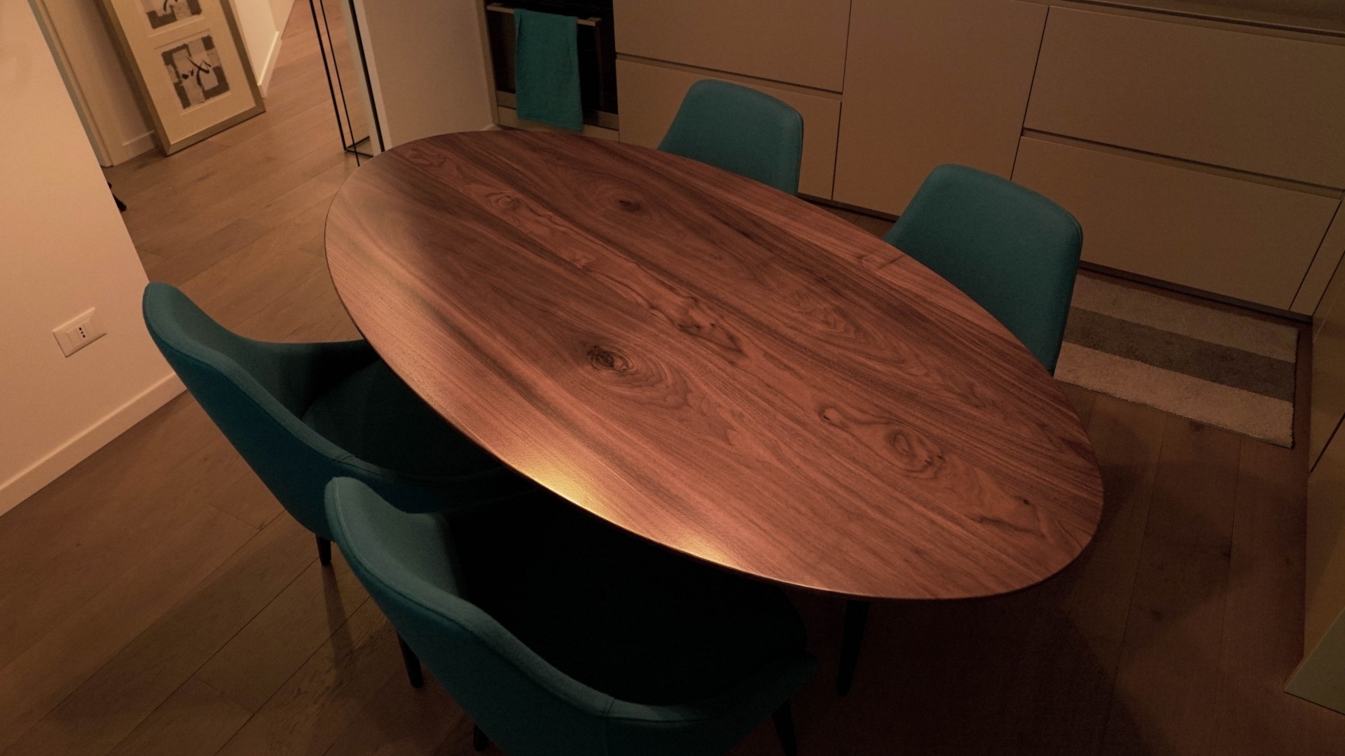Arredamento su misura realizzato da Profili - Falegnameria & Design. Tavolo in legno massello noce canaletto per Living moderno. Tavolo da pranzo e per soggiorno.