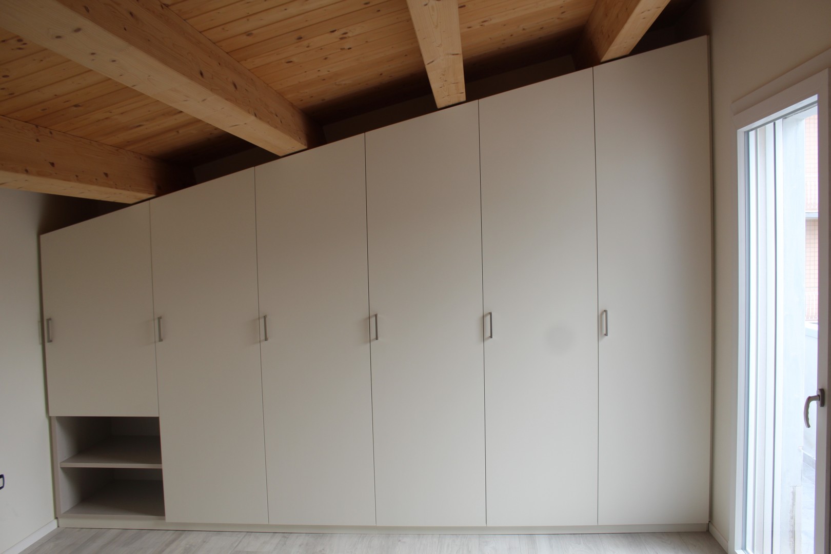 Arredamento su misura realizzato da Profili - Falegnameria & Design. Mobile inclinato sottotetto moderno.