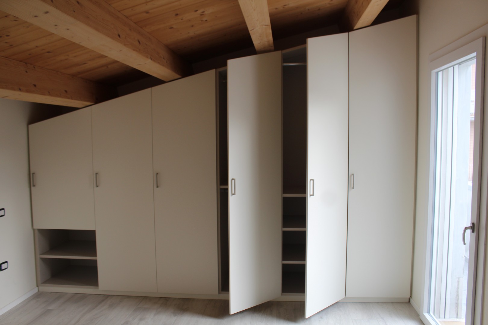 Arredamento su misura realizzato da Profili - Falegnameria & Design. Mobile inclinato sottotetto moderno.