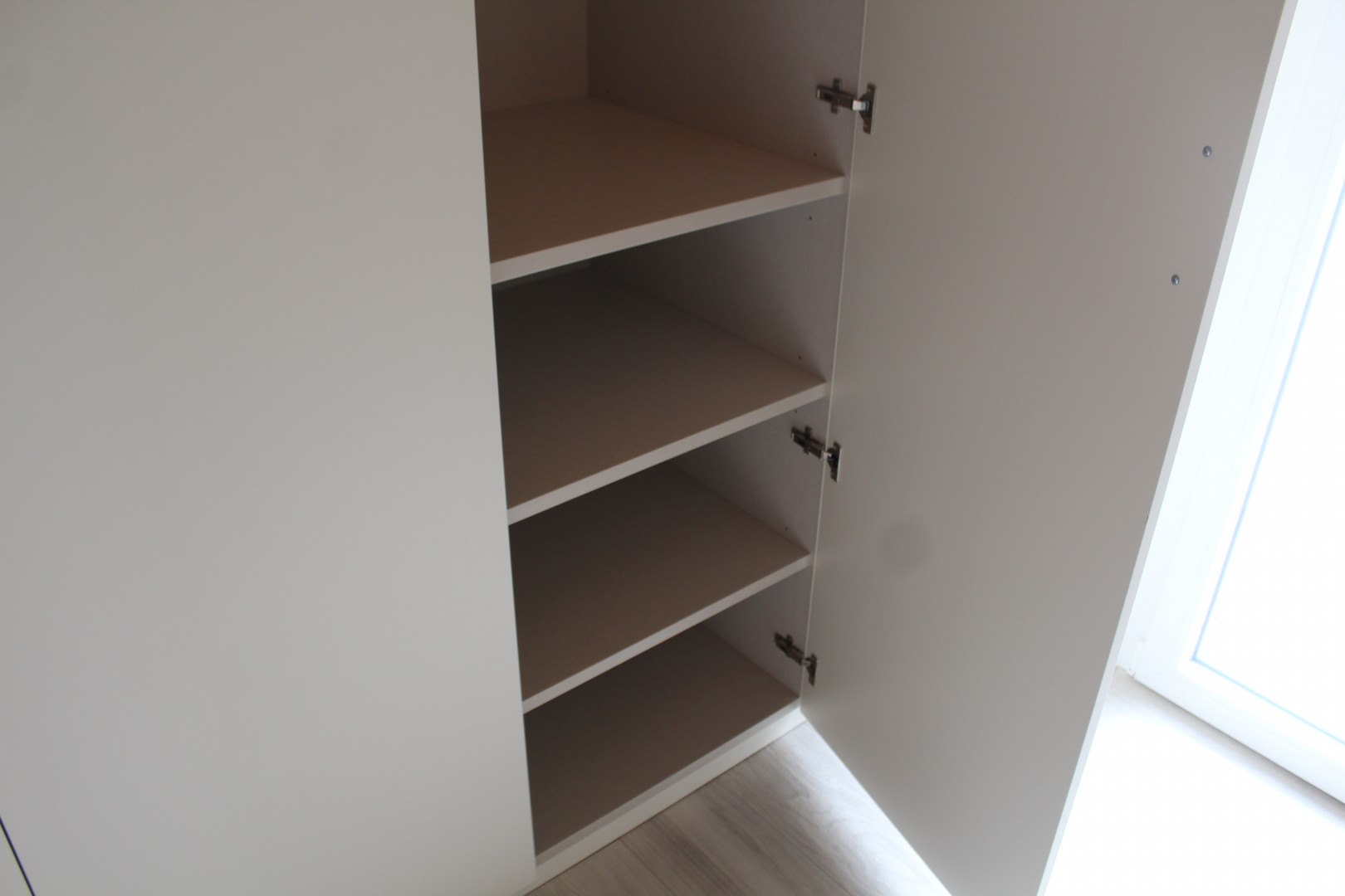 Arredamento su misura realizzato da Profili - Falegnameria & Design. Mobile inclinato sottotetto moderno.