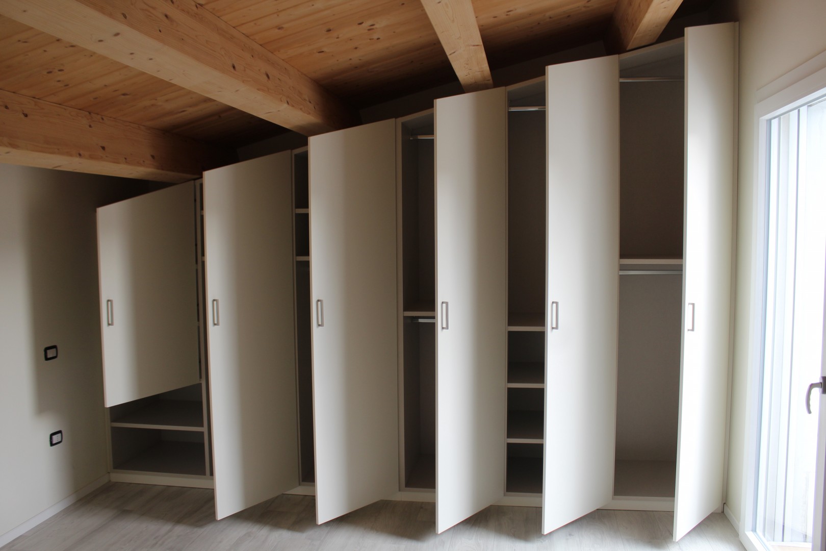 Arredamento su misura realizzato da Profili - Falegnameria & Design. Mobile inclinato sottotetto moderno.