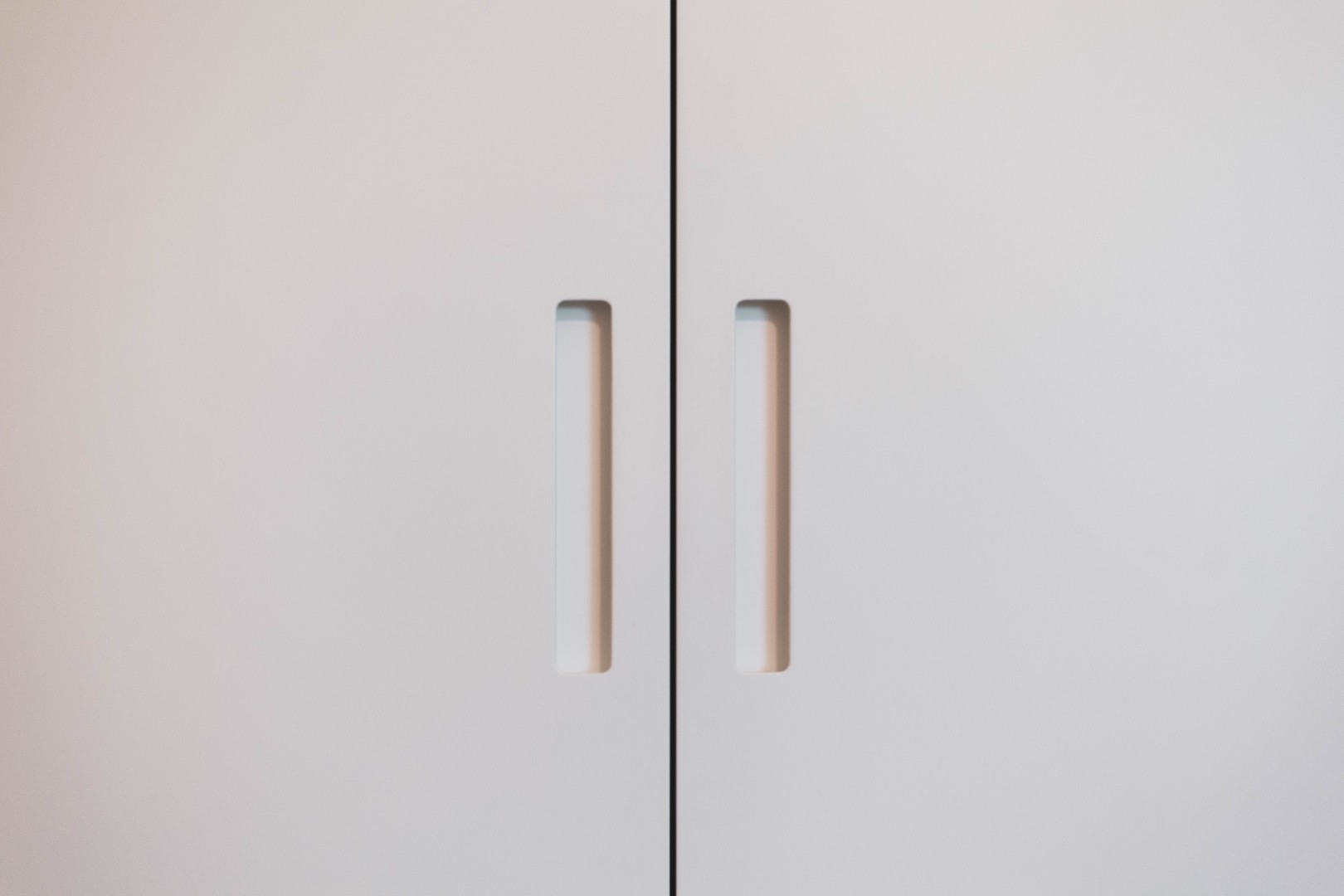 Arredamento su misura realizzato da Profili - Falegnameria & Design. Armadio su misura per camera da letto. Interni in legno rovere e ante laccate. armadio per soggiorno moderno.
