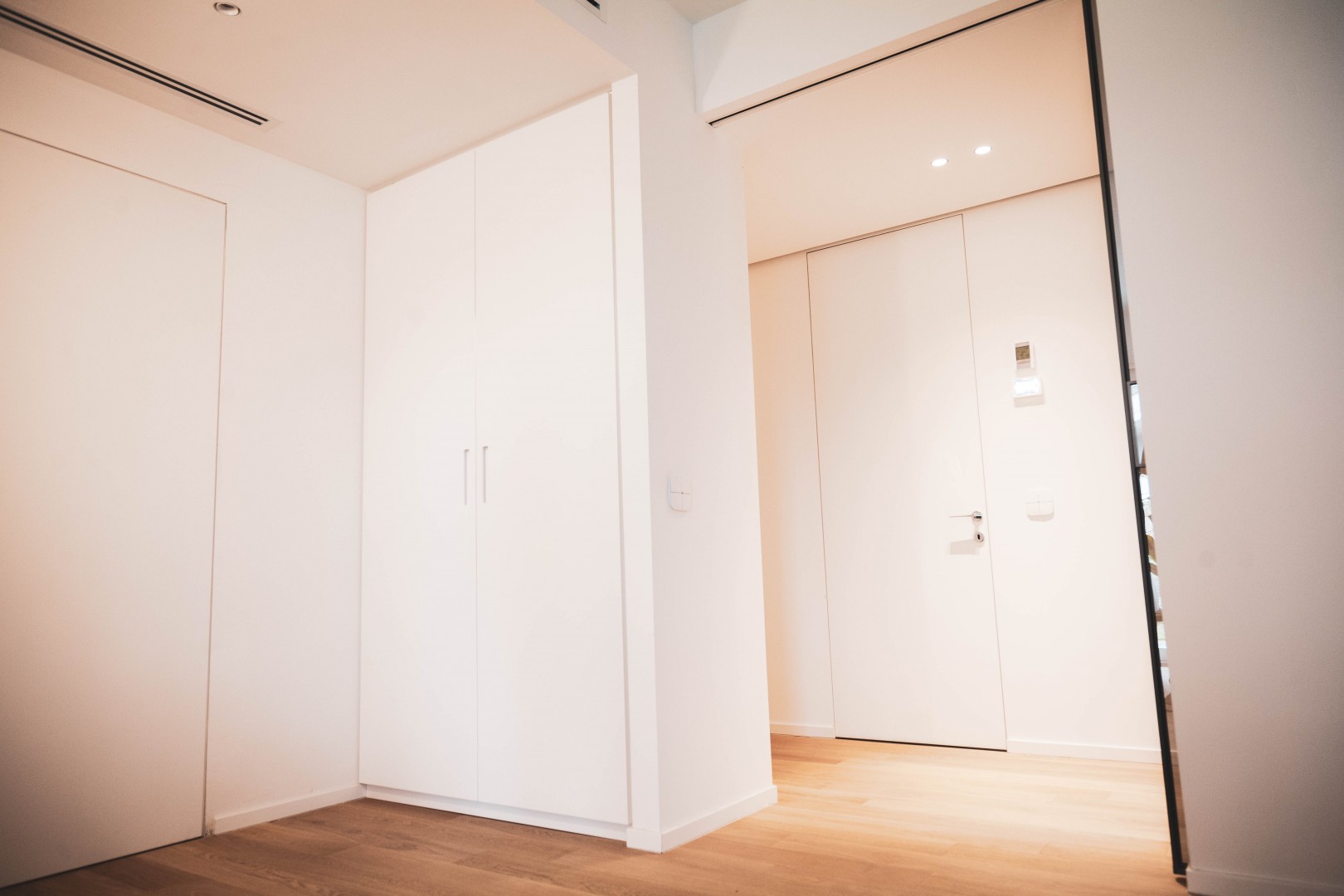 Arredamento su misura realizzato da Profili - Falegnameria & Design. Armadio su misura per camera da letto. Interni in legno rovere e ante laccate. armadio per soggiorno moderno..
