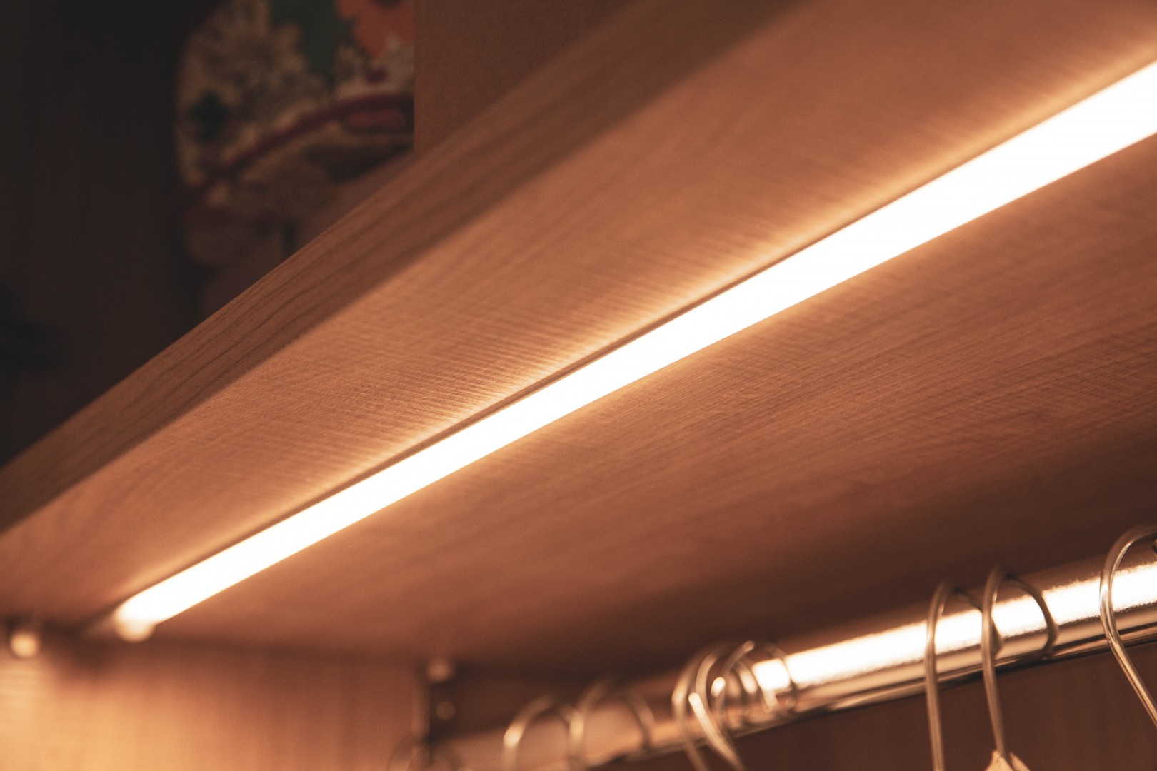 Arredamento su misura realizzato da Profili - Falegnameria & Design. Armadio su misura per camera da letto. Interni in legno rovere e ante laccate. armadio per corridoio.