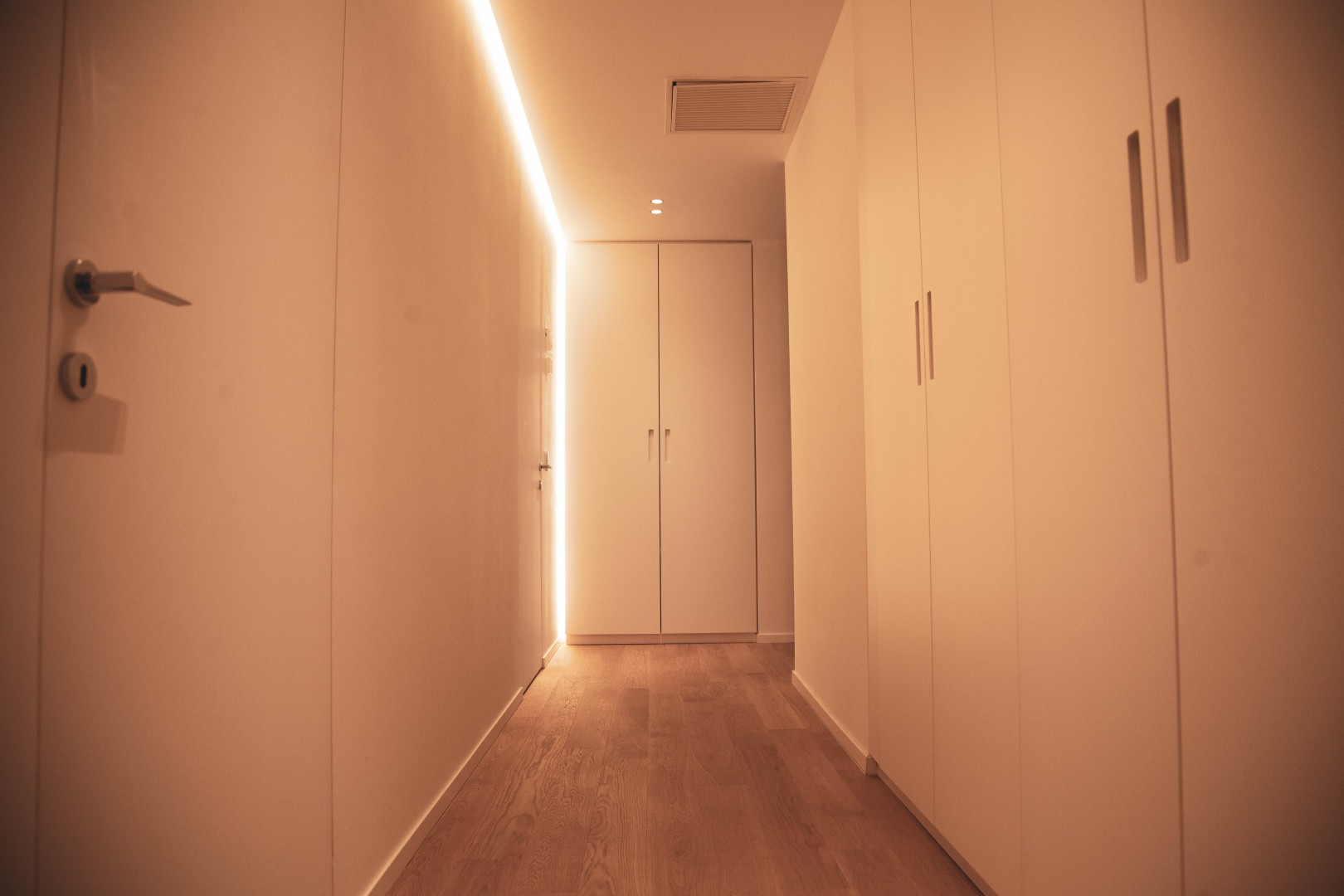 Arredamento su misura realizzato da Profili - Falegnameria & Design. Armadio su misura per camera da letto. Interni in legno rovere e ante laccate. armadio per corridoio.