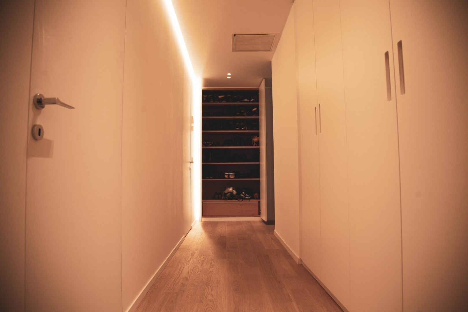 Arredamento su misura realizzato da Profili - Falegnameria & Design. Armadio su misura per camera da letto. Interni in legno rovere e ante laccate. armadio per corridoio.
