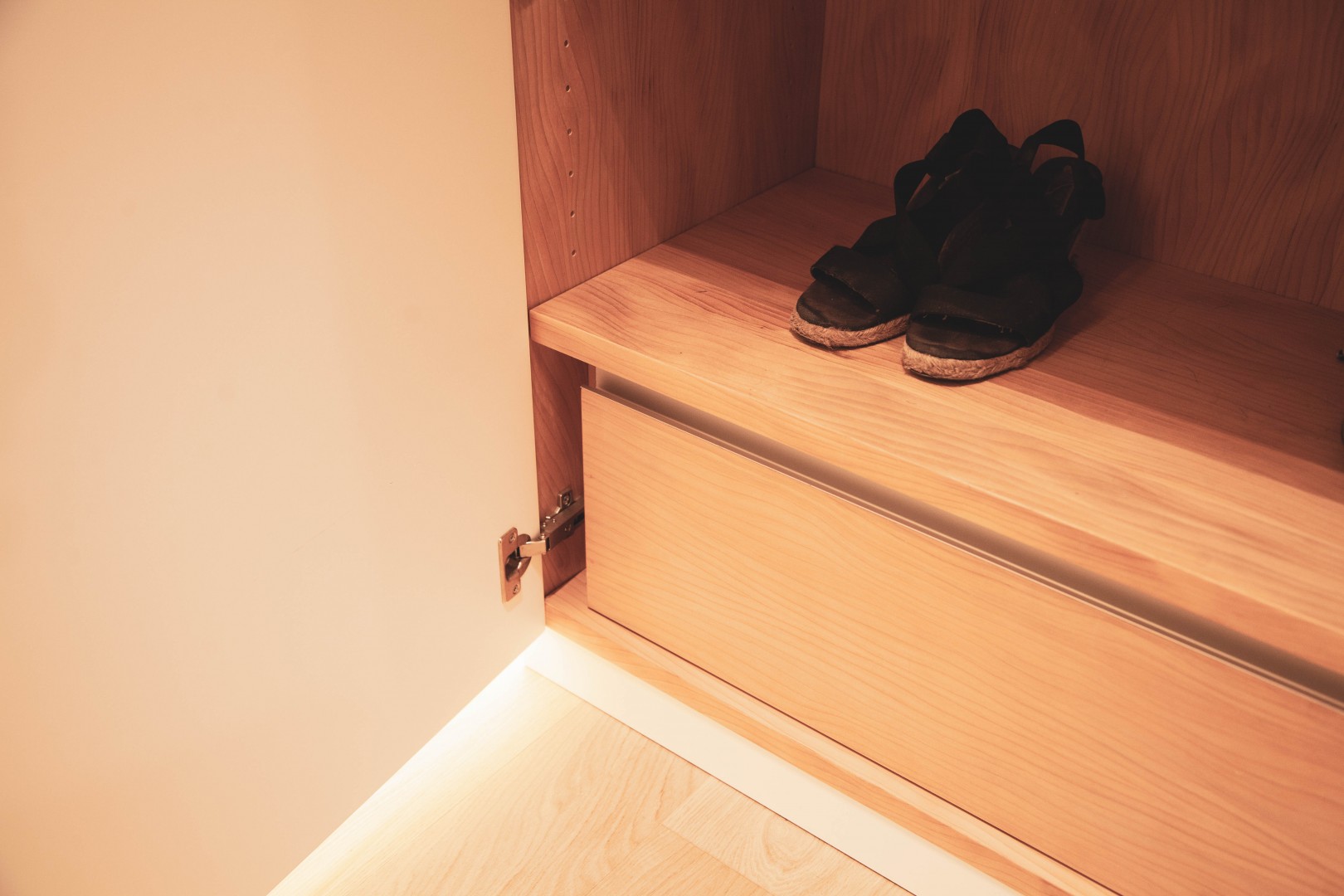 Cassetto in legno profumato per armadio su misura realizzato da Profili - Falegnameria & Design